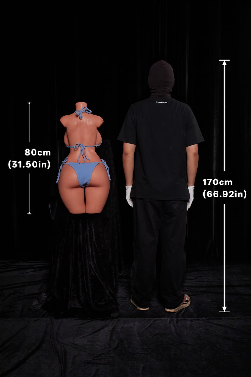 ULW 883# Fiora: This rear-view comparison shot highlights the 80cm blonde doll in a blue bikini standing next to an adult male, emphasizing its exceptionally broad, rounded hips and healthy skin with realistic textures.