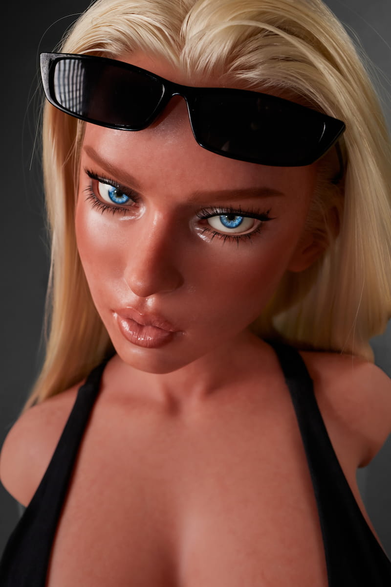 ULW 883# Fiora: This facial close-up features a detailed blonde head sculpt with striking blue eyes, thick lashes, and glossy lips, complemented by black sunglasses and sophisticated Western-style makeup for a fashionable, lifelike aesthetic.