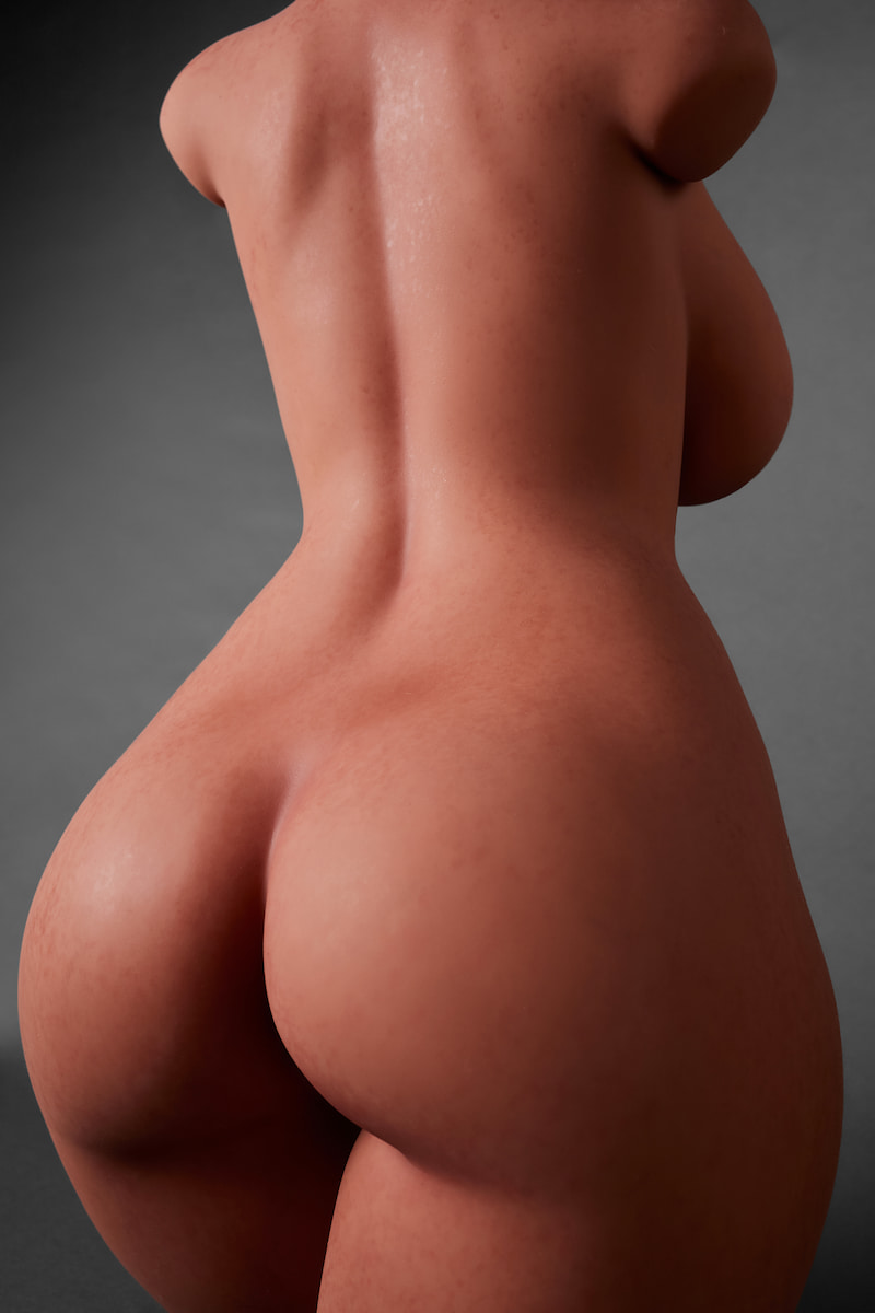 ULW 883# Fiora: This rear close-up highlights the defined spinal indentation and upper curvature of the buttocks on a headless half-body torso, with healthy-toned skin realistically detailed by fine textures and freckles.