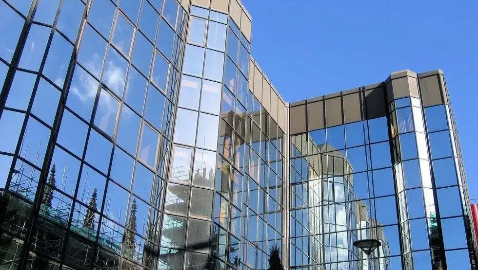 Panel de vidrio con revestimiento reflectante