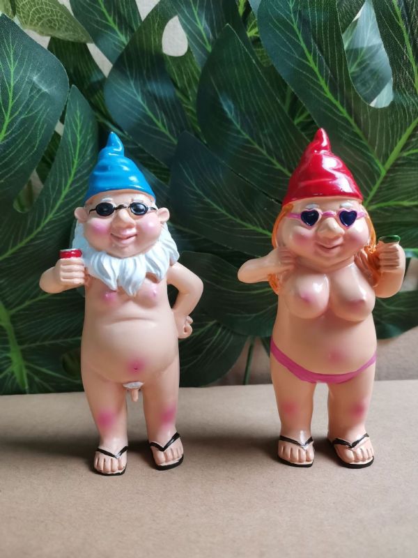 Outside single hot sale garden naughty gnome no clothes dwarf statue funny garden decoration resin ornament