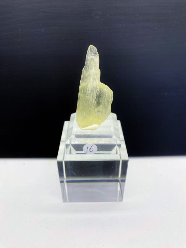Clear kunzite