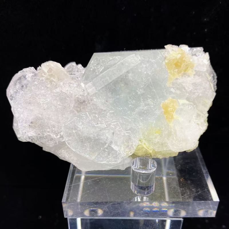 Aquamarine with mica