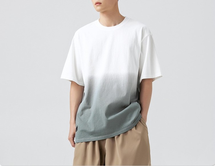 A casual gradient lettering trend T-shirt