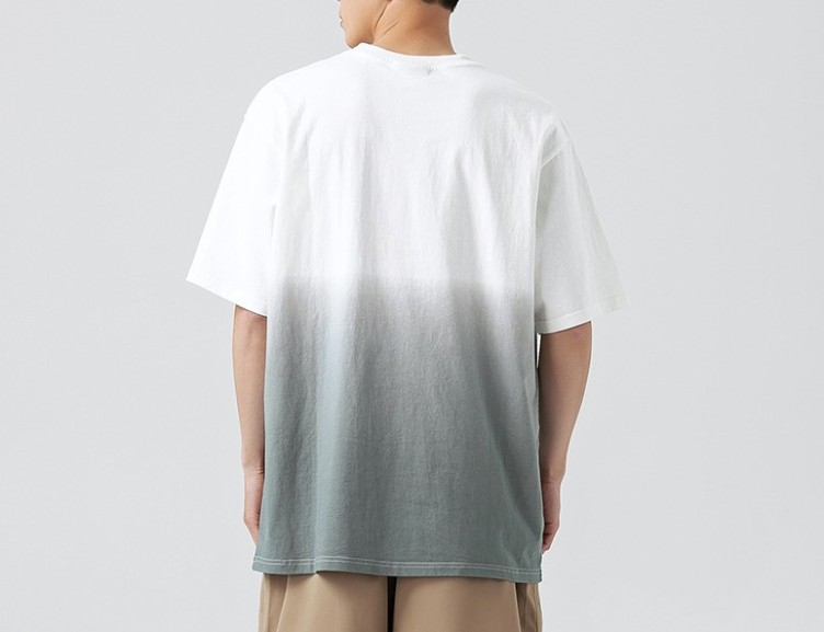 A casual gradient lettering trend T-shirt