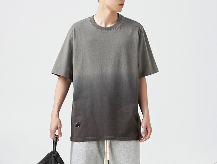 A casual gradient lettering trend T-shirt