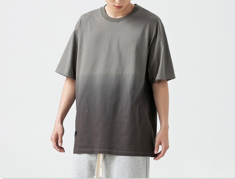 A casual gradient lettering trend T-shirt