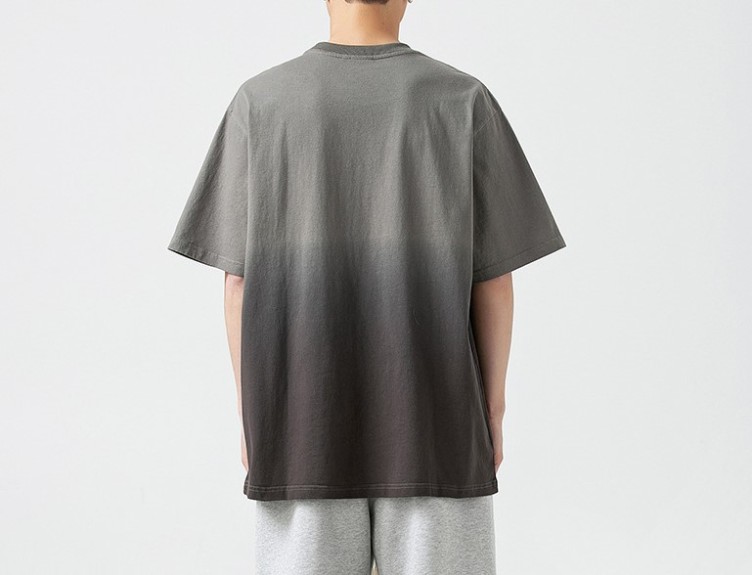 A casual gradient lettering trend T-shirt
