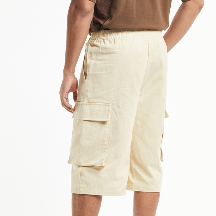 Mid-length over the knee with big pockets shorts