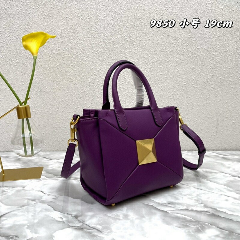 High-quality Women's Bag Multi-purpose Garavani Trumpet ONE STUD Handbag with classic oversized riveted shoulder bag