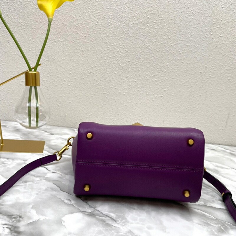 High-quality Women's Bag Multi-purpose Garavani Trumpet ONE STUD Handbag with classic oversized riveted shoulder bag