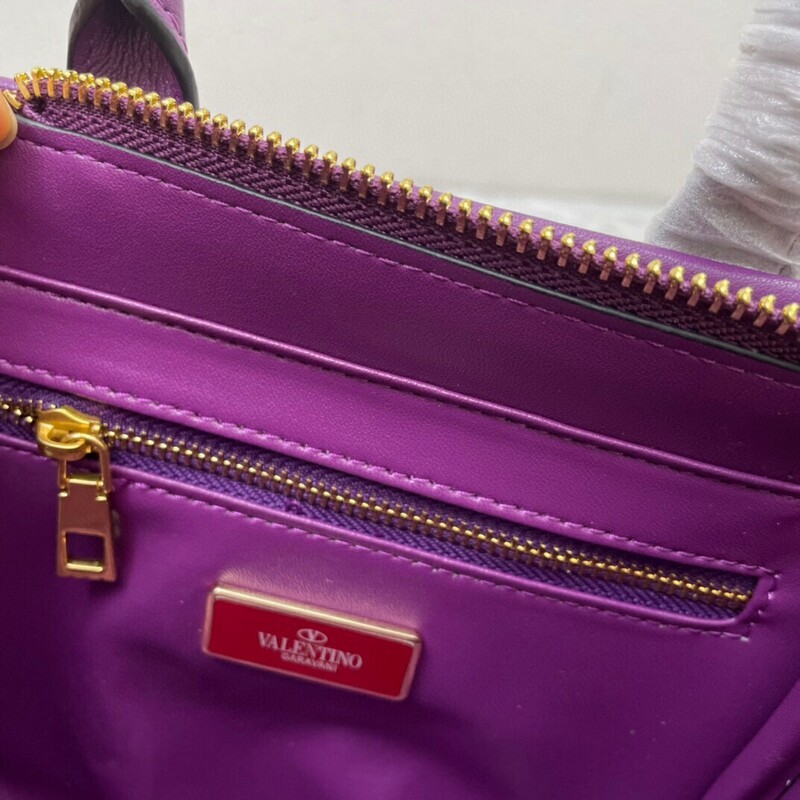 High-quality Women's Bag Multi-purpose Garavani Trumpet ONE STUD Handbag with classic oversized riveted shoulder bag