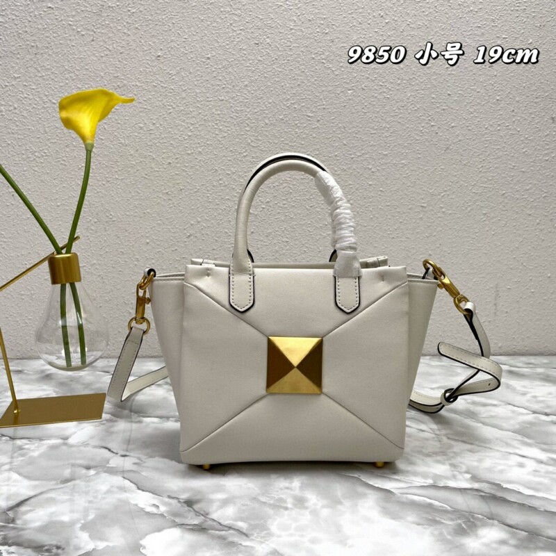 High-quality Women's Bag Multi-purpose Garavani Trumpet ONE STUD Handbag with classic oversized riveted shoulder bag