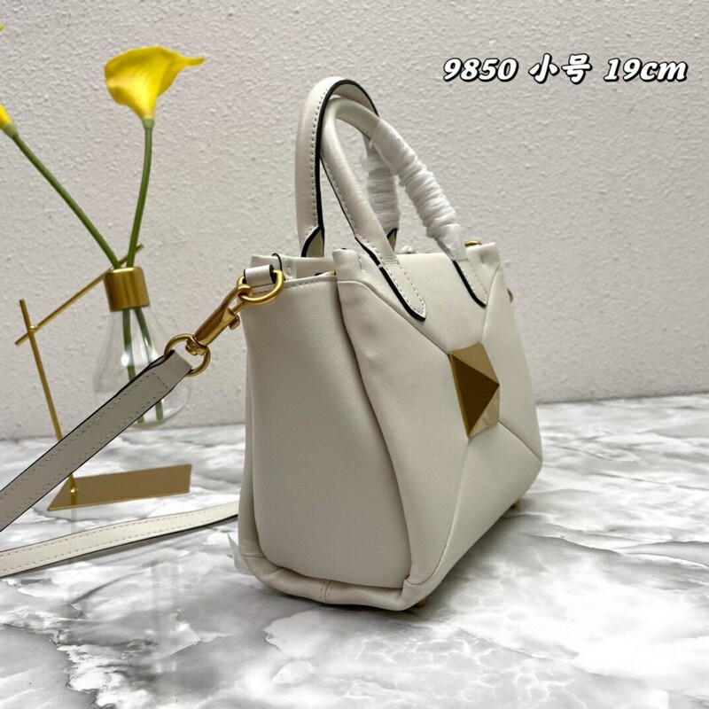 High-quality Women's Bag Multi-purpose Garavani Trumpet ONE STUD Handbag with classic oversized riveted shoulder bag