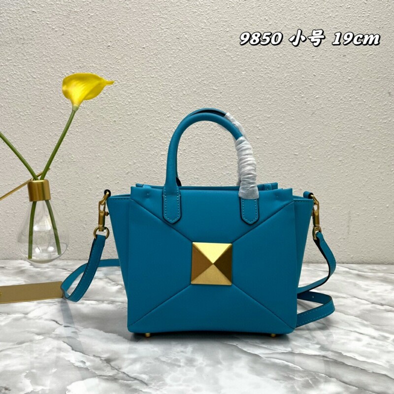High-quality Women's Bag Multi-purpose Garavani Trumpet ONE STUD Handbag with classic oversized riveted shoulder bag