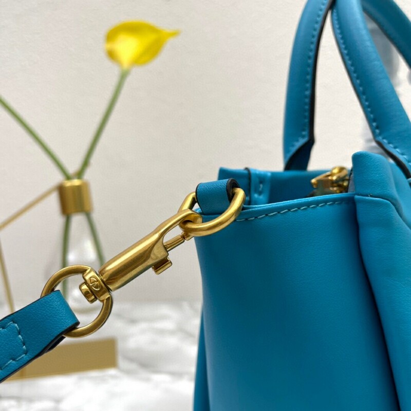 High-quality Women's Bag Multi-purpose Garavani Trumpet ONE STUD Handbag with classic oversized riveted shoulder bag