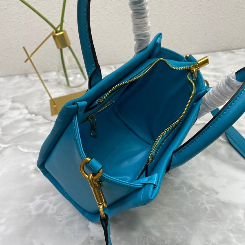 High-quality Women's Bag Multi-purpose Garavani Trumpet ONE STUD Handbag with classic oversized riveted shoulder bag