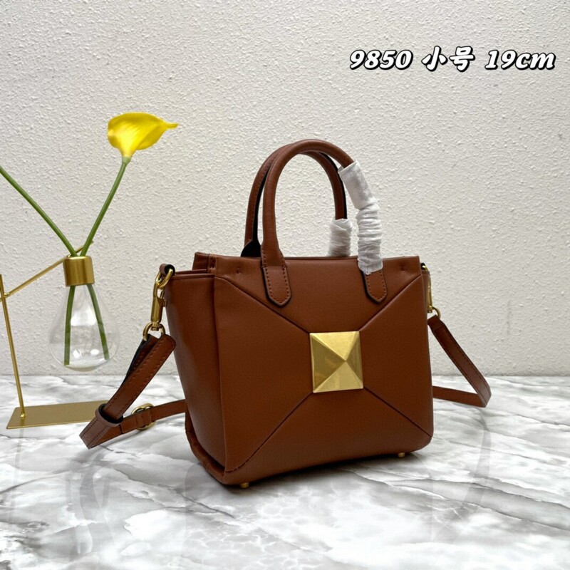 High-quality Women's Bag Multi-purpose Garavani Trumpet ONE STUD Handbag with classic oversized riveted shoulder bag