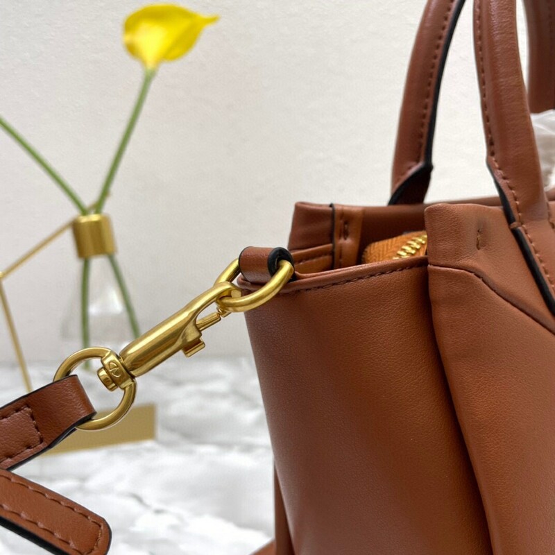 High-quality Women's Bag Multi-purpose Garavani Trumpet ONE STUD Handbag with classic oversized riveted shoulder bag