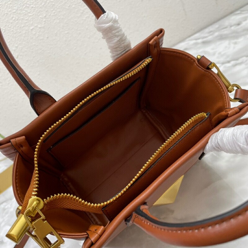 High-quality Women's Bag Multi-purpose Garavani Trumpet ONE STUD Handbag with classic oversized riveted shoulder bag