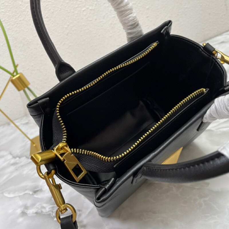 High-quality Women's Bag Multi-purpose Garavani Trumpet ONE STUD Handbag with classic oversized riveted shoulder bag