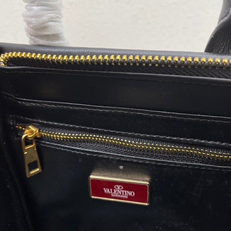 High-quality Women's Bag Multi-purpose Garavani Trumpet ONE STUD Handbag with classic oversized riveted shoulder bag