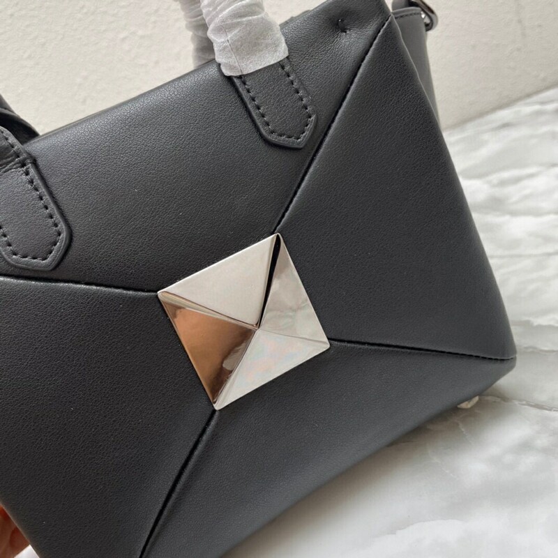 High-quality Women's Bag Multi-purpose Garavani Trumpet ONE STUD Handbag with classic oversized riveted shoulder bag