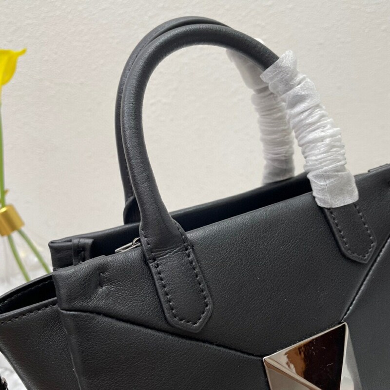 High-quality Women's Bag Multi-purpose Garavani Trumpet ONE STUD Handbag with classic oversized riveted shoulder bag