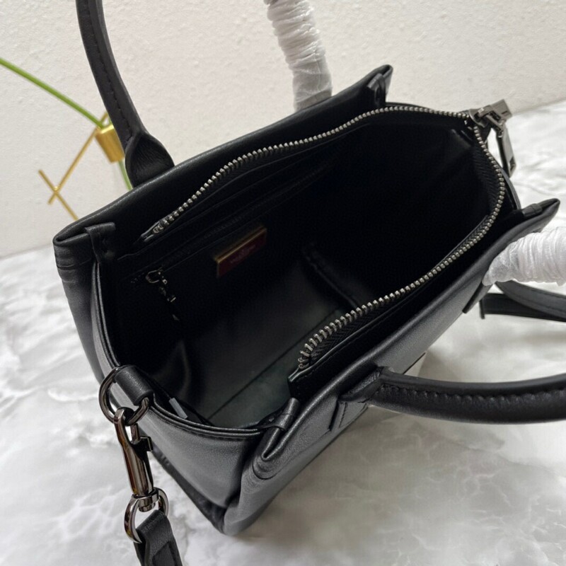 High-quality Women's Bag Multi-purpose Garavani Trumpet ONE STUD Handbag with classic oversized riveted shoulder bag