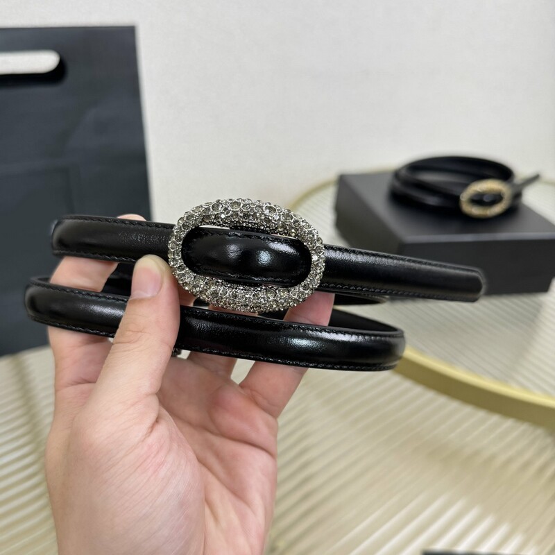 Leather accessory skirt with water droplet-shaped rhinestones and elliptical buckle. 1.5-inch black fine waist belt. Fashionable and versatile accessory belt.