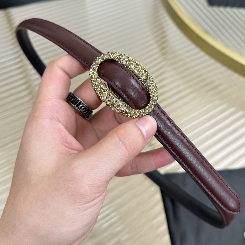 Leather accessory skirt with water droplet-shaped rhinestones and elliptical buckle. 1.5-inch black fine waist belt. Fashionable and versatile accessory belt.