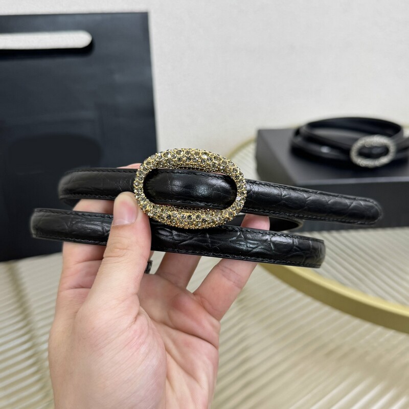 Leather accessory skirt with water droplet-shaped rhinestones and elliptical buckle. 1.5-inch black fine waist belt. Fashionable and versatile accessory belt.