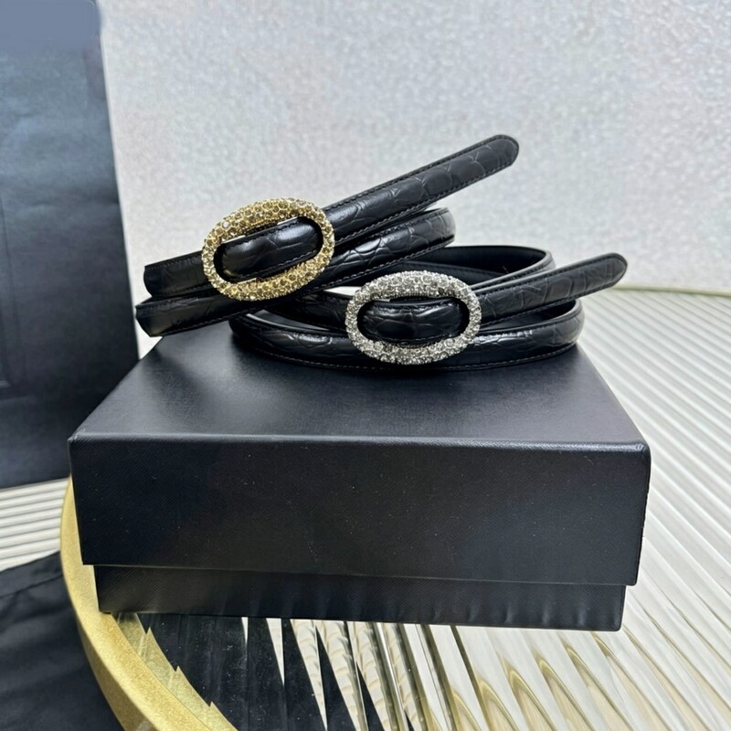 Leather accessory skirt with water droplet-shaped rhinestones and elliptical buckle. 1.5-inch black fine waist belt. Fashionable and versatile accessory belt.