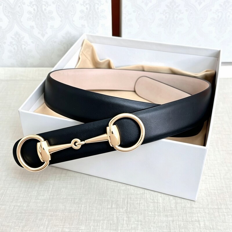 Couple wearing high-quality fashion leather belts with simple leather fasteners, round heads, and matching accessories for the waist.