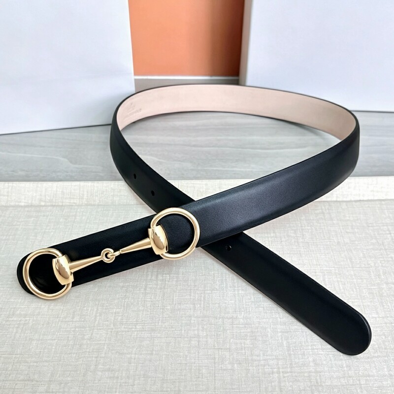 Couple wearing high-quality fashion leather belts with simple leather fasteners, round heads, and matching accessories for the waist.