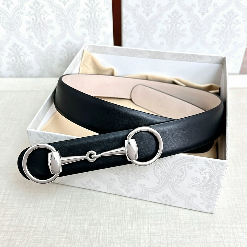 Couple wearing high-quality fashion leather belts with simple leather fasteners, round heads, and matching accessories for the waist.