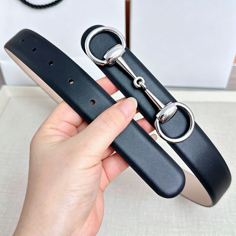 Couple wearing high-quality fashion leather belts with simple leather fasteners, round heads, and matching accessories for the waist.