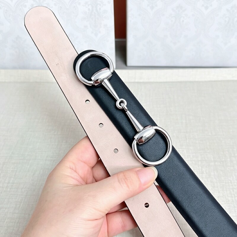 Couple wearing high-quality fashion leather belts with simple leather fasteners, round heads, and matching accessories for the waist.