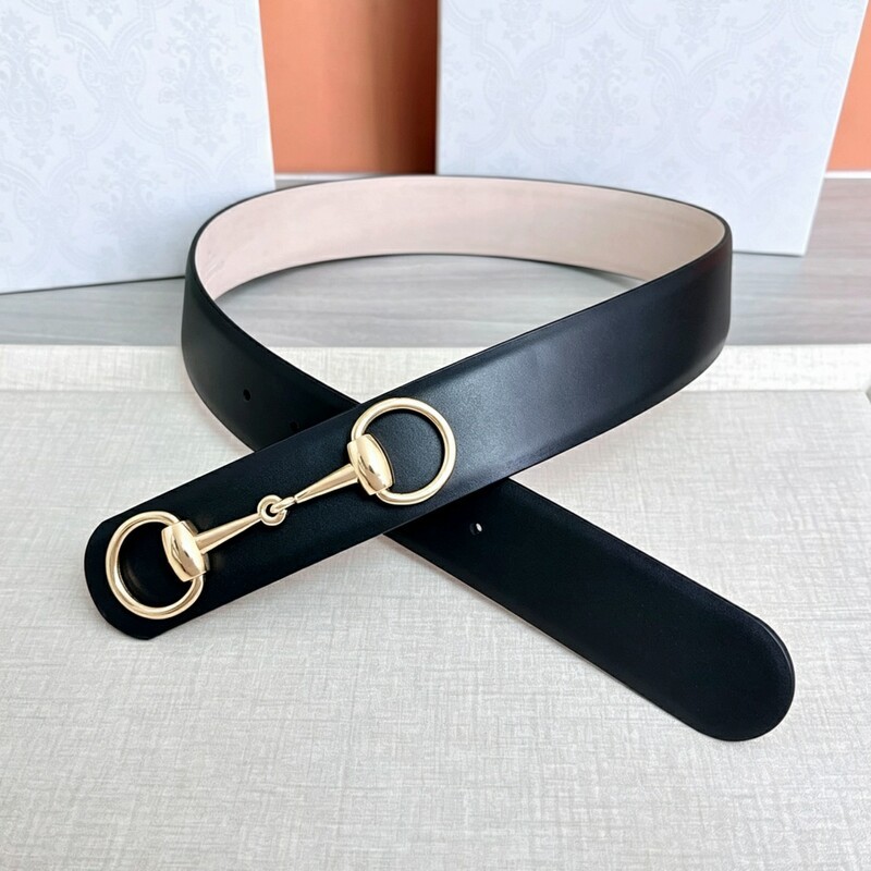 Couple wearing high-quality fashion leather belts with simple leather fasteners, round heads, and matching accessories for the waist.