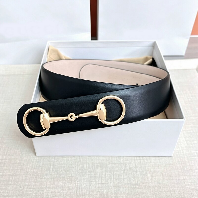 Couple wearing high-quality fashion leather belts with simple leather fasteners, round heads, and matching accessories for the waist.