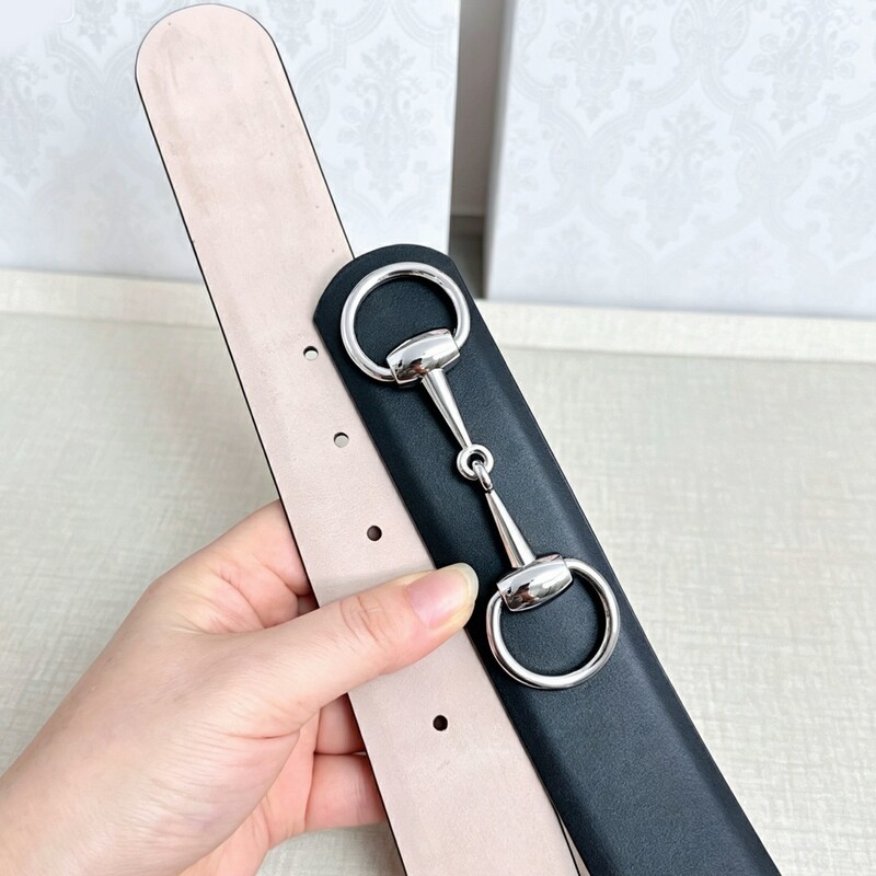 Couple wearing high-quality fashion leather belts with simple leather fasteners, round heads, and matching accessories for the waist.