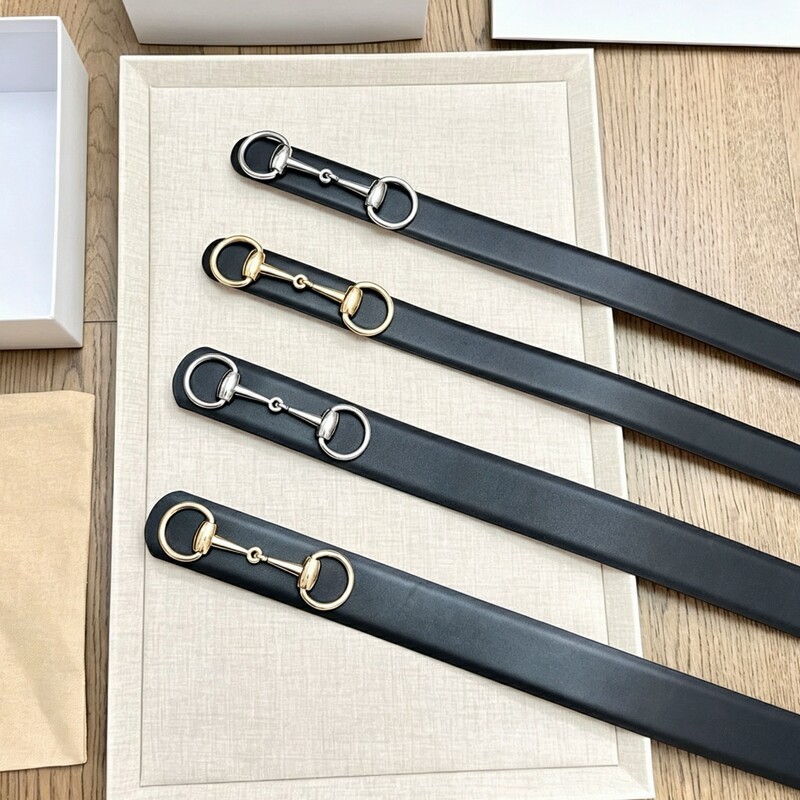 Couple wearing high-quality fashion leather belts with simple leather fasteners, round heads, and matching accessories for the waist.