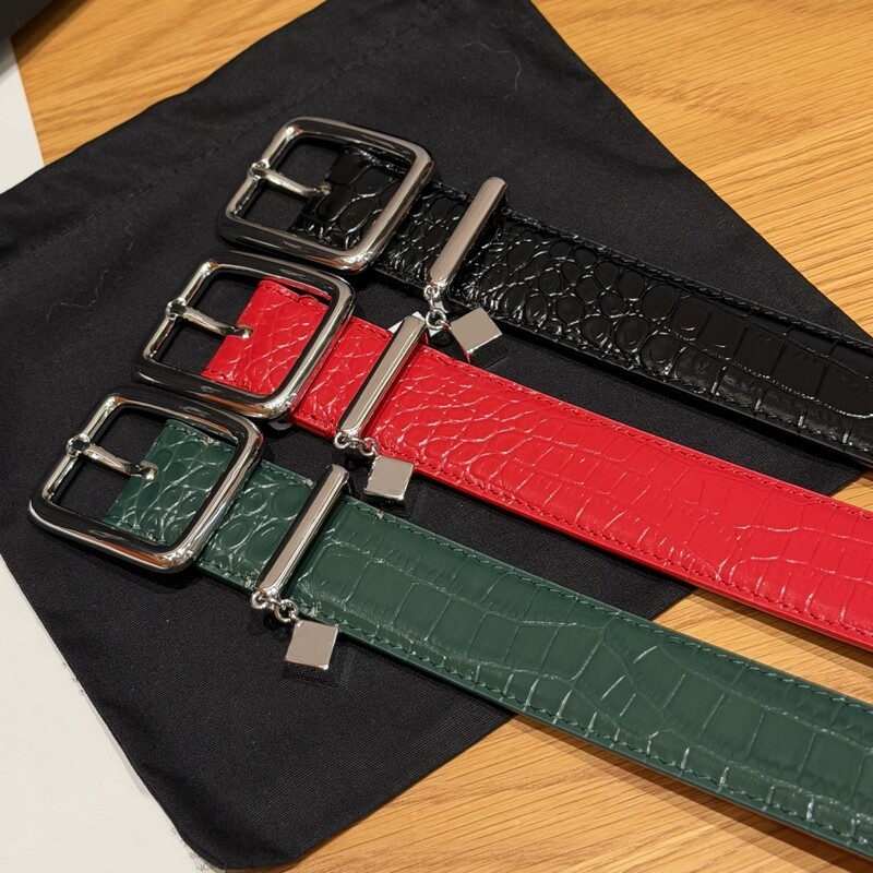Pendant square buckle leather women's waist belt with crocodile pattern cowhide, suitable for daily use and versatile for various occasions.