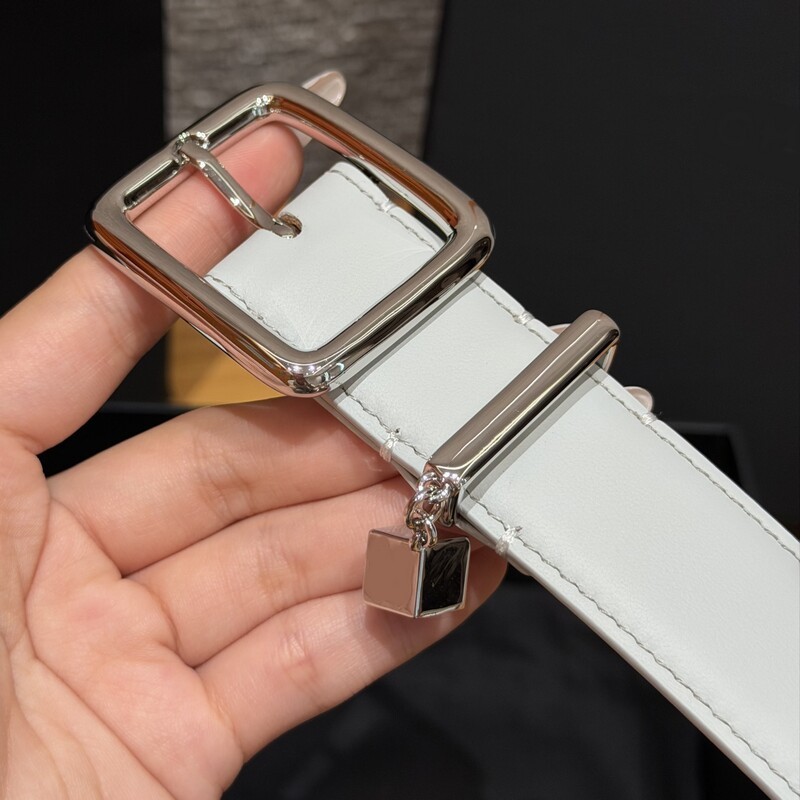 Pendant square buckle leather women's waist belt with crocodile pattern cowhide, suitable for daily use and versatile for various occasions.