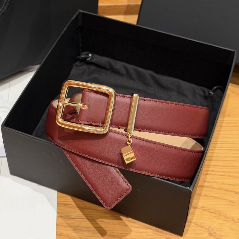 Pendant square buckle leather women's waist belt with crocodile pattern cowhide, suitable for daily use and versatile for various occasions.