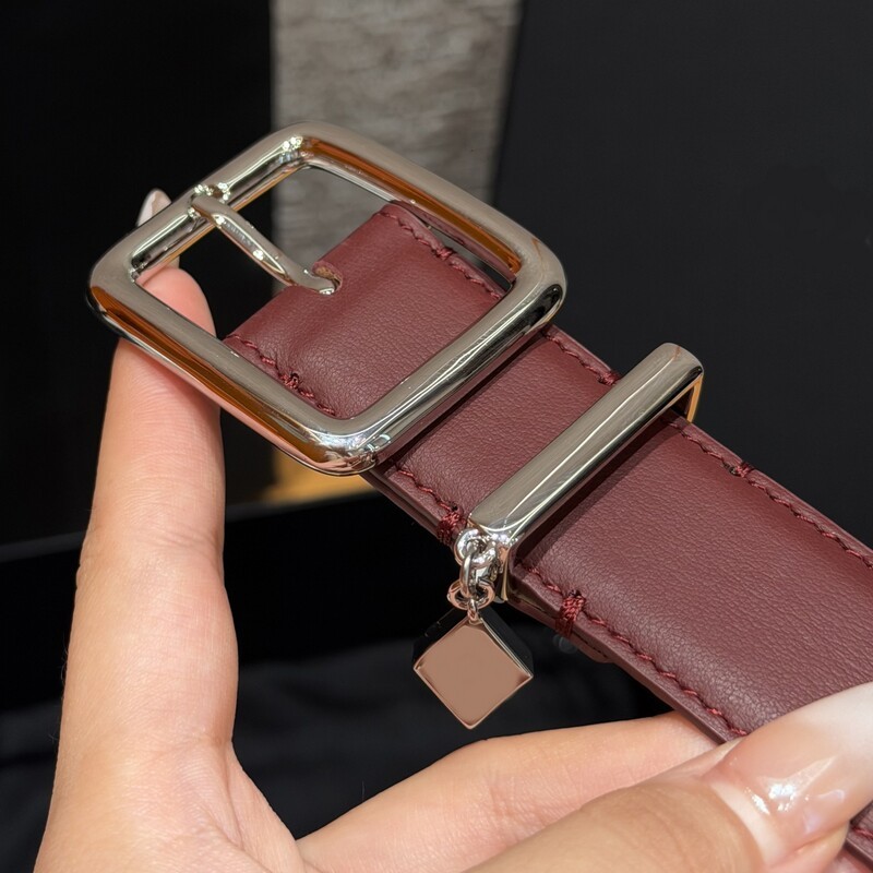 Pendant square buckle leather women's waist belt with crocodile pattern cowhide, suitable for daily use and versatile for various occasions.
