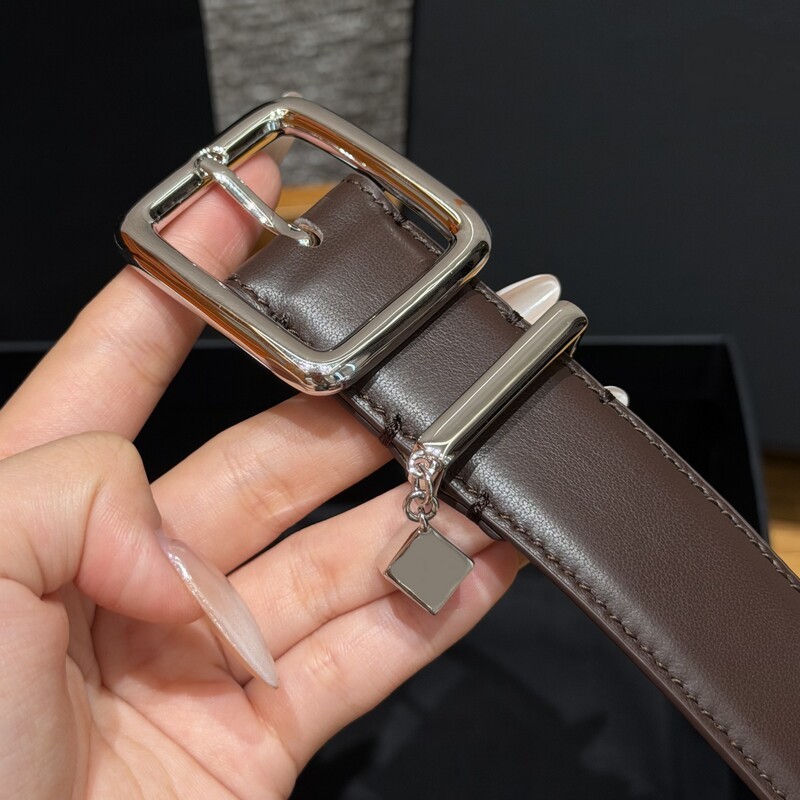 Pendant square buckle leather women's waist belt with crocodile pattern cowhide, suitable for daily use and versatile for various occasions.