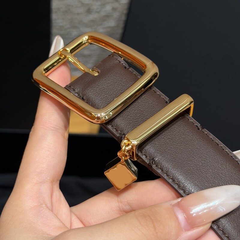 Pendant square buckle leather women's waist belt with crocodile pattern cowhide, suitable for daily use and versatile for various occasions.