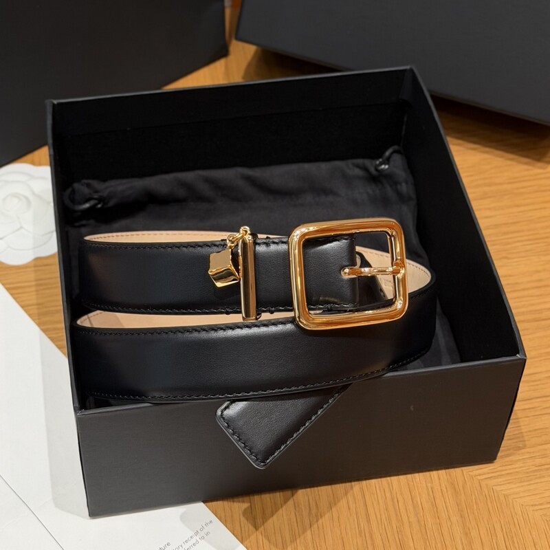 Pendant square buckle leather women's waist belt with crocodile pattern cowhide, suitable for daily use and versatile for various occasions.