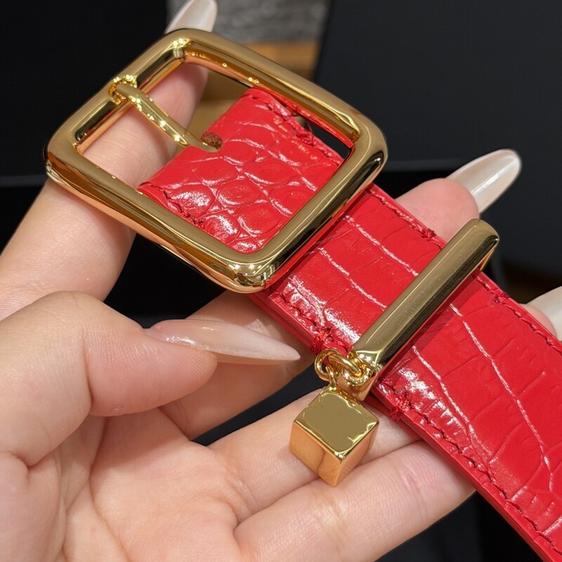 Pendant square buckle leather women's waist belt with crocodile pattern cowhide, suitable for daily use and versatile for various occasions.